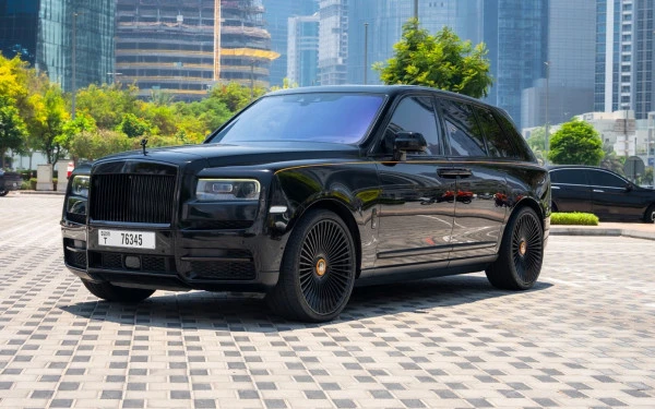 Black Rolls Royce Cullinan, 2020