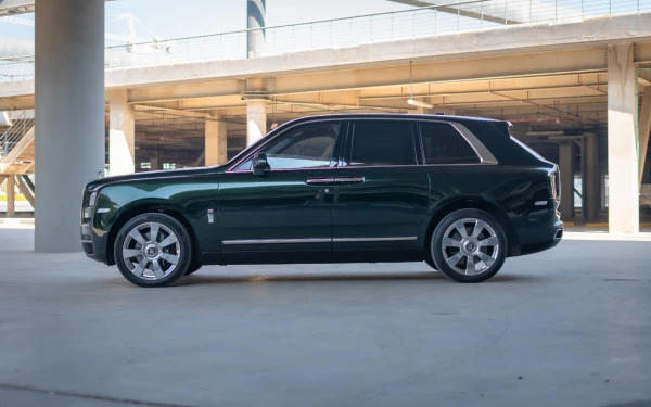  Green Rolls Royce Cullinan Photo 